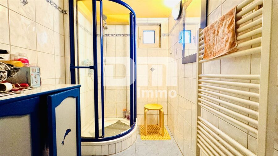 Schöne Doppelhaushälfte in schöner Wohnlage mit Panoramablick, Gartenbereich und Garage - Souterrain Bad / Dusche